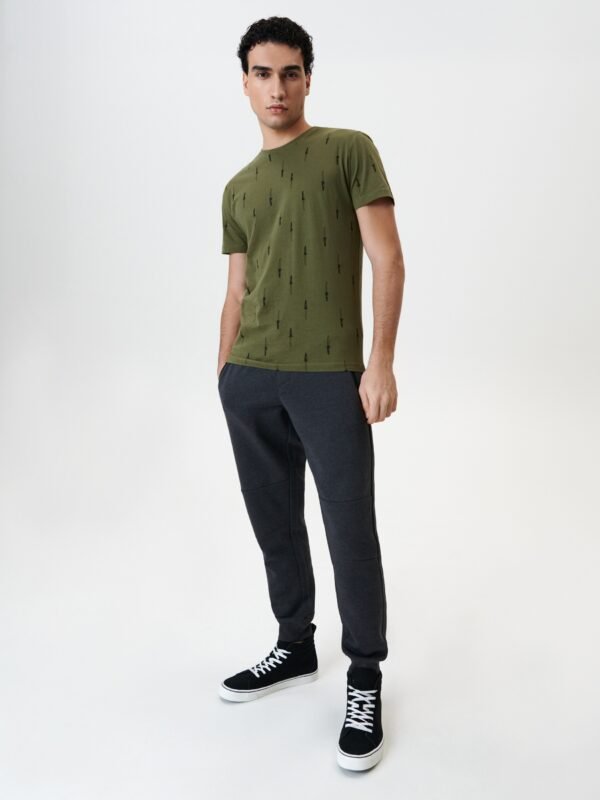 Sinsay Men’s Olive Green T-Shirt – All-Over Dagger Print, Casual Fit Tee, Size XL