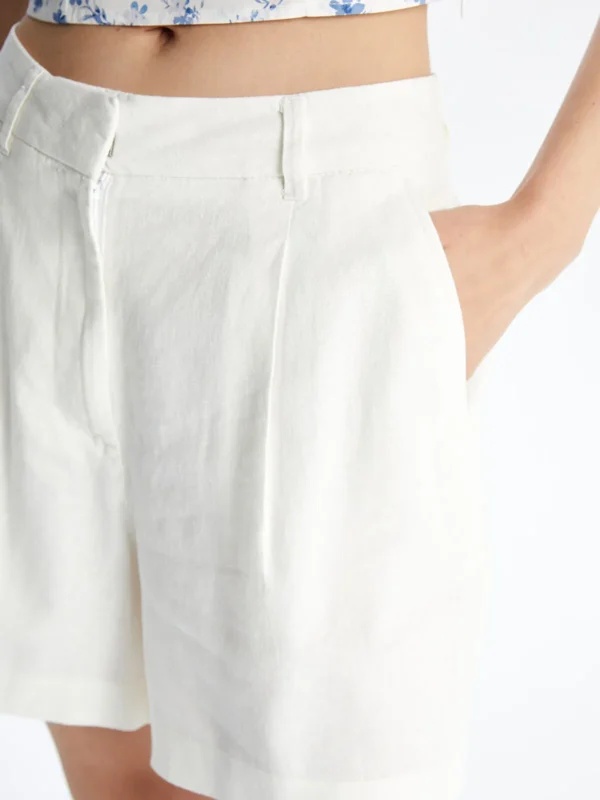 DAZY Women’s White High-Waisted Pleated Short Shorts – Size XL